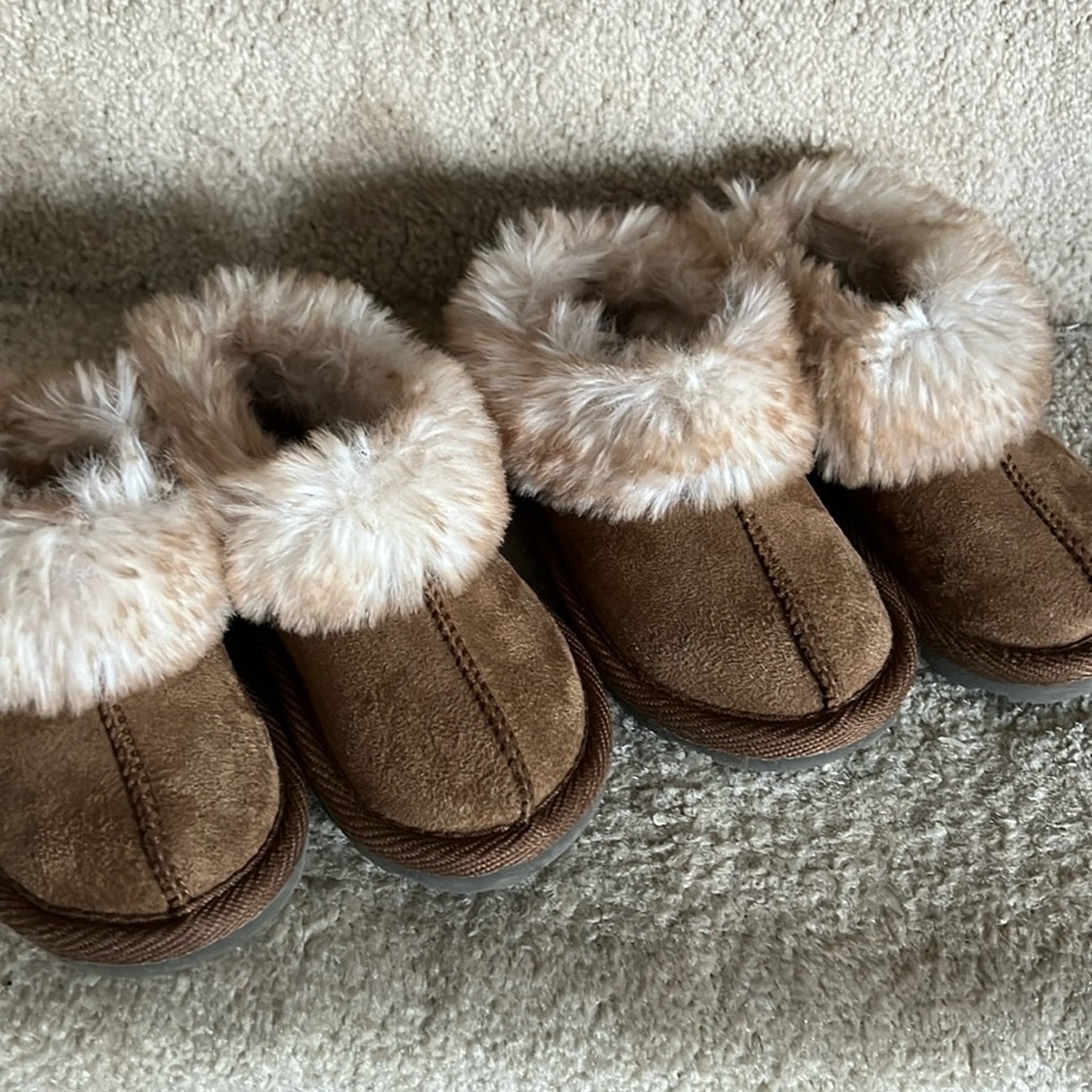 Cat and Jack toddler size 6 slippers